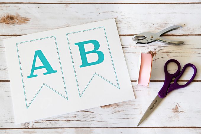 Love this cute free printable bunting banner! It includes every letter, so it could easily be used for birthdays, baby showers, wedding showers, and other celebrations! Click through to the post to snag the printable!