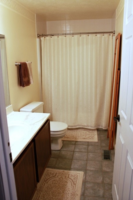 bathroom with wallpaper border before removing