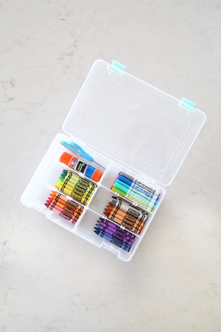 Organized Crayons and Markers Container, This simple portable, organized kids' art station makes it easy for kids to be creative anywhere in the house! | #artstation #artsupplies #organizedkids #organization #organized #organizedwithkids 