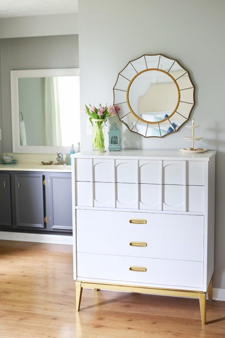 5 awesome gray paint colors! This is so helpful to know so I don't have to try out a million paint samples! Click through to the post to see her favorites!