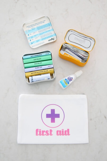 First aid cosmetic bag to organize a purse