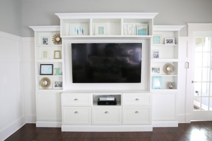 Picture Frames, Mirrors, and Other Flat Objects to Forming the First Layer on Decorated Shelves