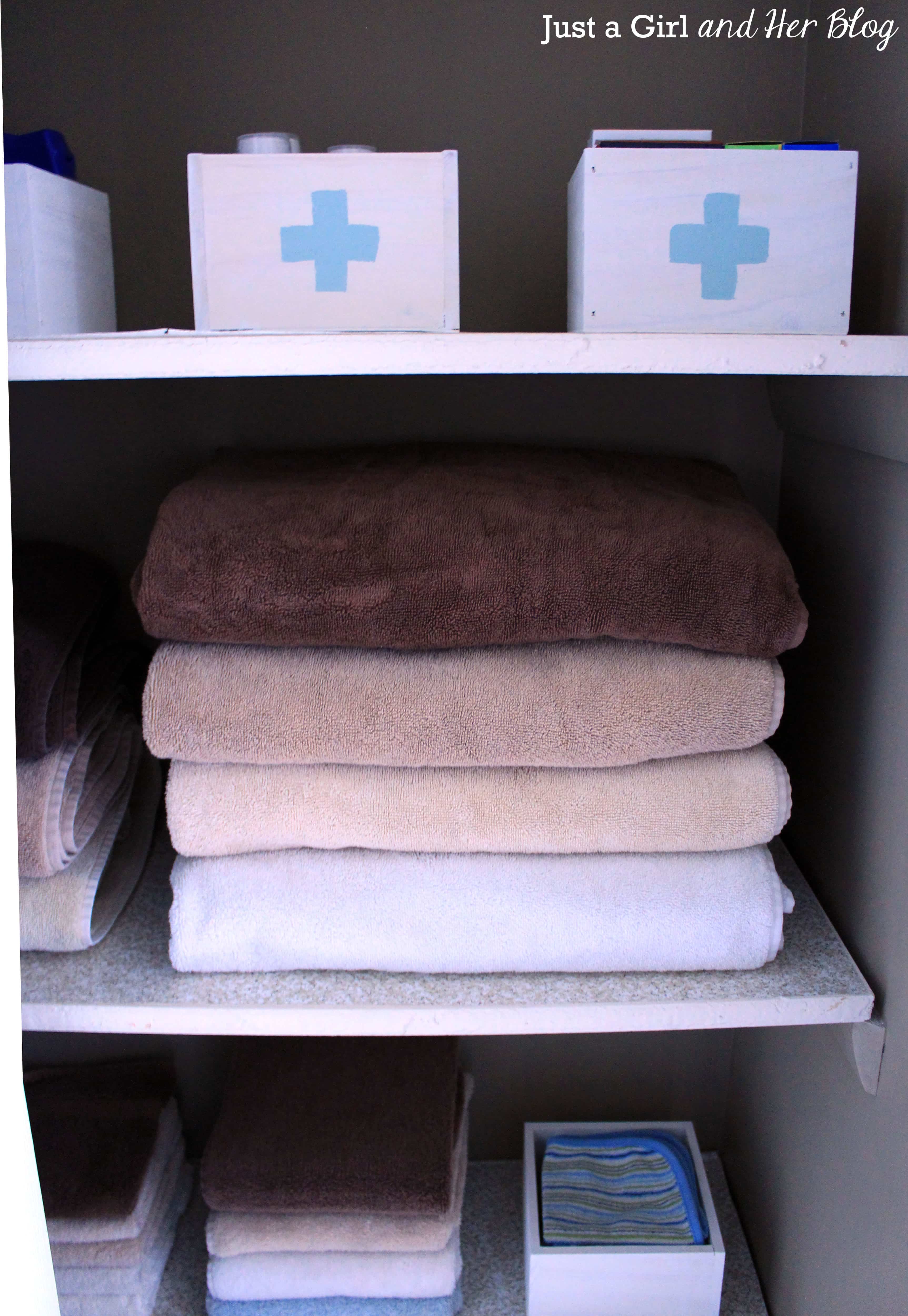 Organized Linen Closet | justagirlandherblog.com