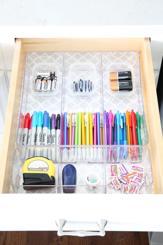 Home Organization- Organized " junk drawers " hold everything you need to keep your home running smoothly on a day to day basis! Command center, back to school, organization, organized, declutter, decluttering, office supplies, school supplies, tools, necessities, storage, pretty storage, labeling, labels, drawer liner, contact paper, filled up organized junk drawers, storing batteries and school supplies