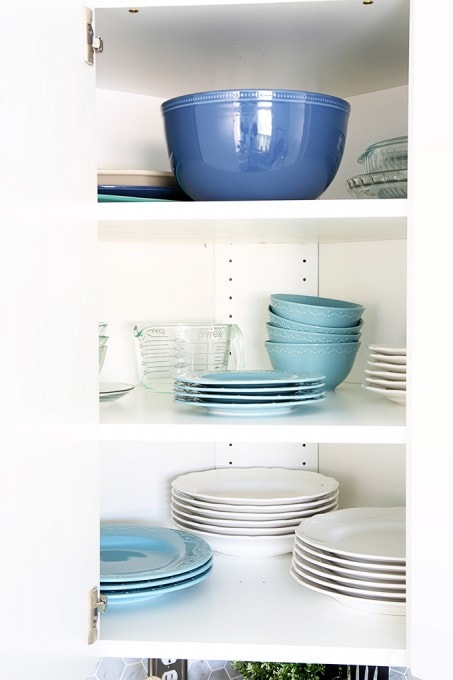 Awesome tips and tricks for organizing a small kitchen-- and proof that small kitchens can be beautiful too! Click through to the post for her amazing organization tips!