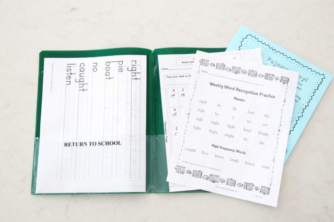 Kids' School Papers in a Take Home Folder, Organize kids' school papers and memorabilia by creating a simple system that eliminates clutter while still preserving your special memories! | #paperwork #organizedpaperwork #kidspaperwork #schoolpapers #kidspapers #organization #organized