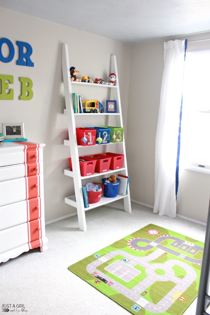 Love these ideas for getting organized when you have kids at home! Click through to see all of her smart tips and tricks!