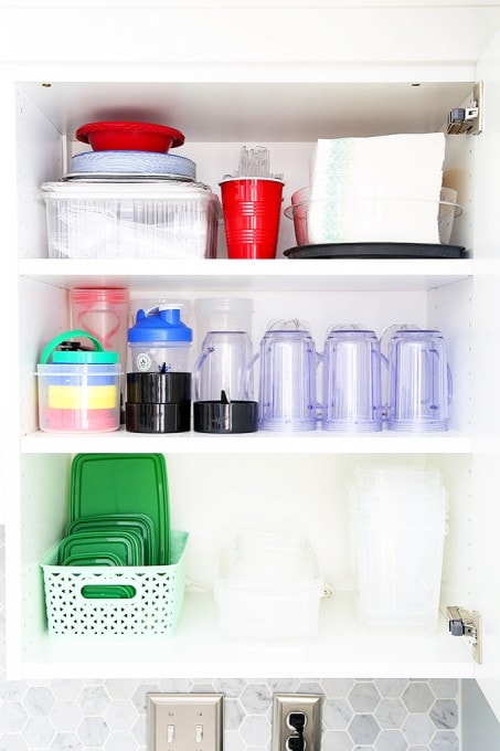 Awesome tips and tricks for organizing a small kitchen-- and proof that small kitchens can be beautiful too! Click through to the post for her amazing organization tips!