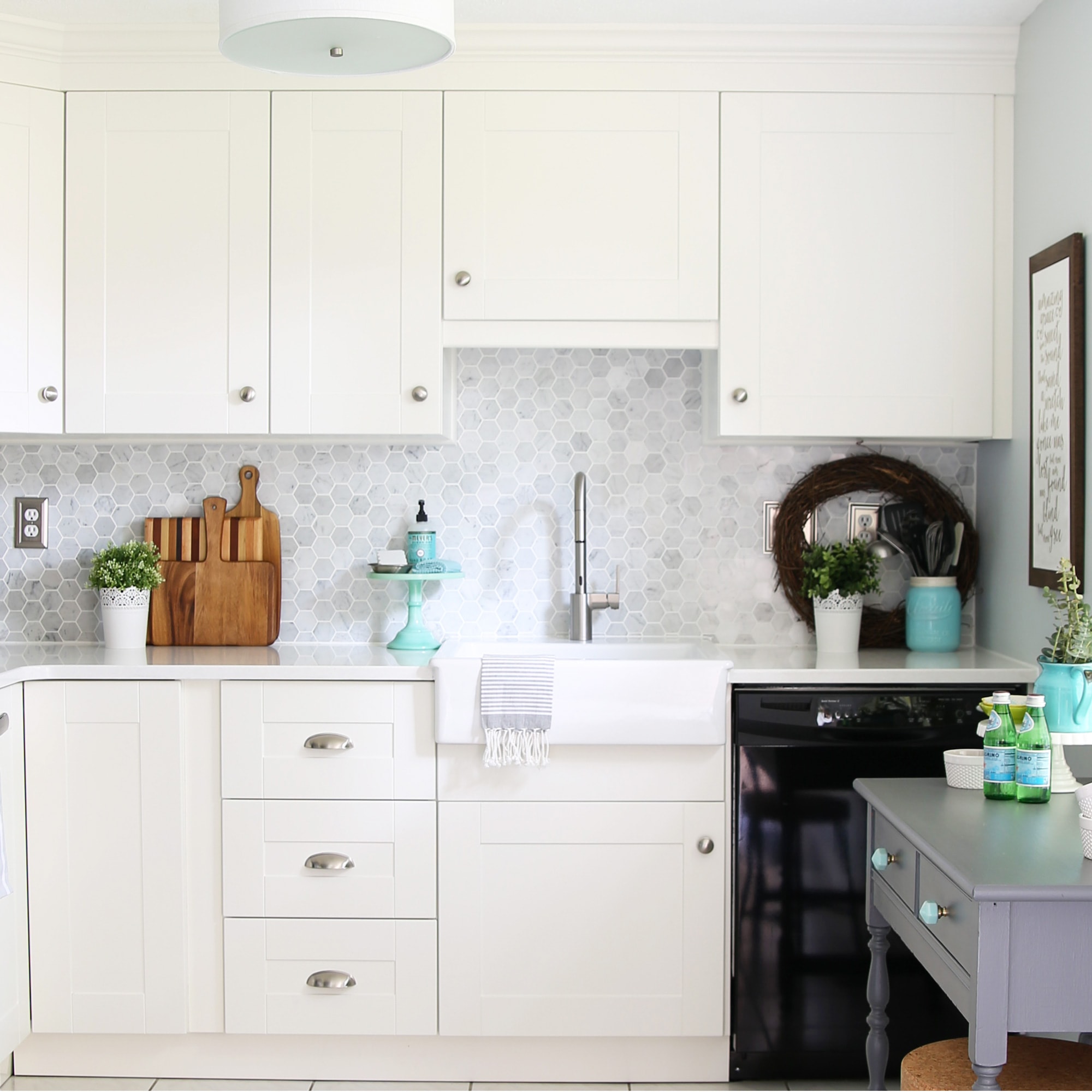 Small, organized white kitchen in a townhouse, brilliant storage ideas for small kitchens