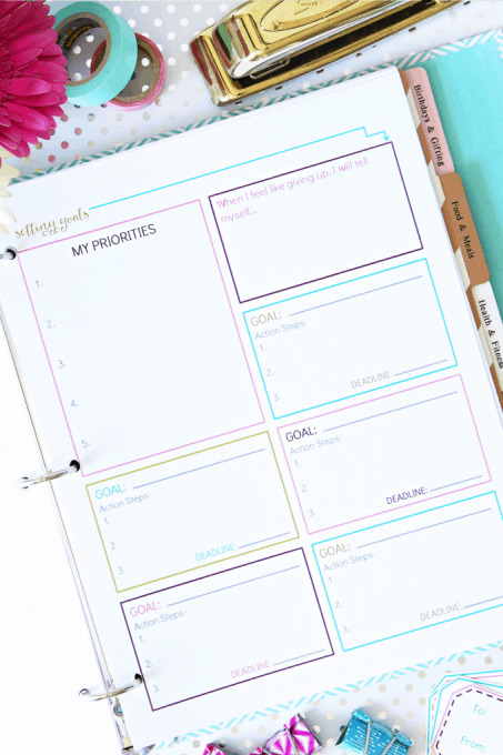 Set Goals that You'll Actually Accomplish - this post teaches you how to crush your goals this year! The free printable is cute too! Click through to the post to snag it!